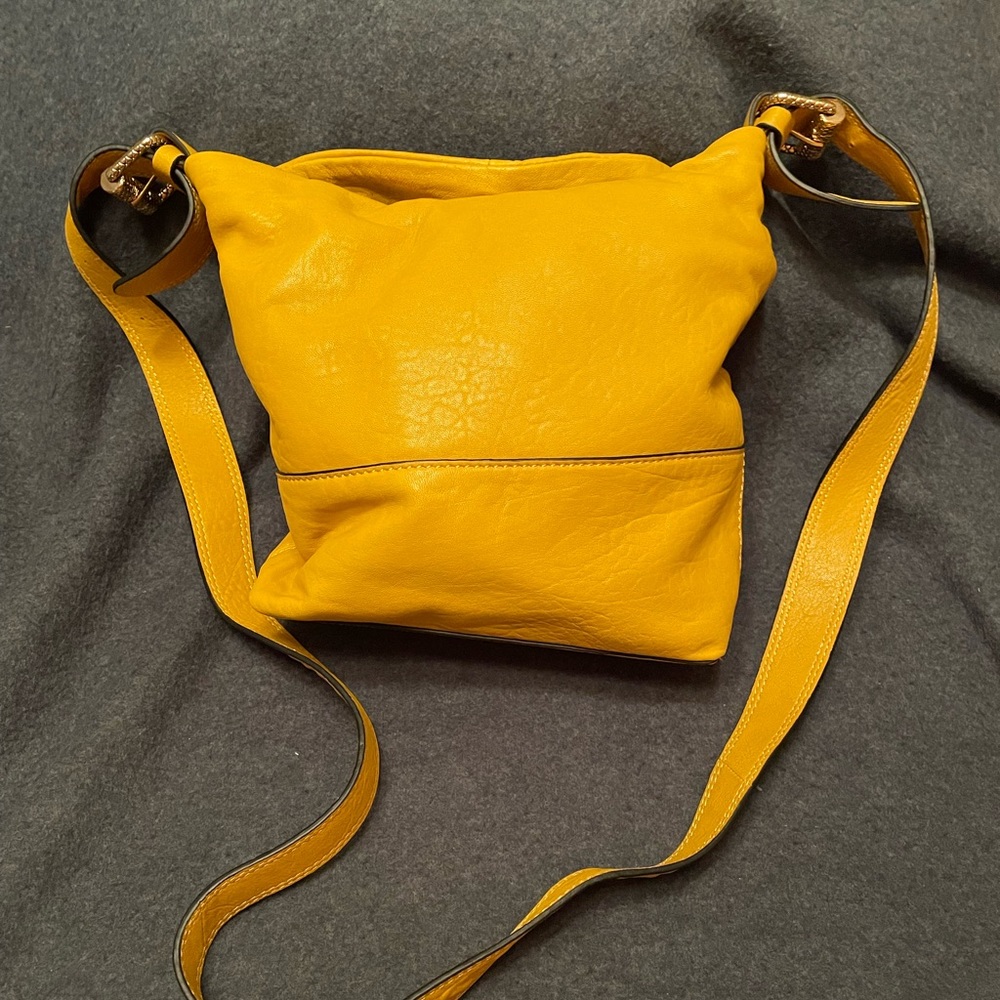 Crossbody bucket bag